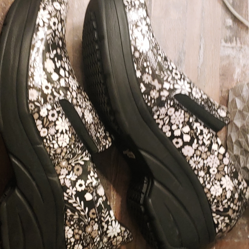 Easy street clogs